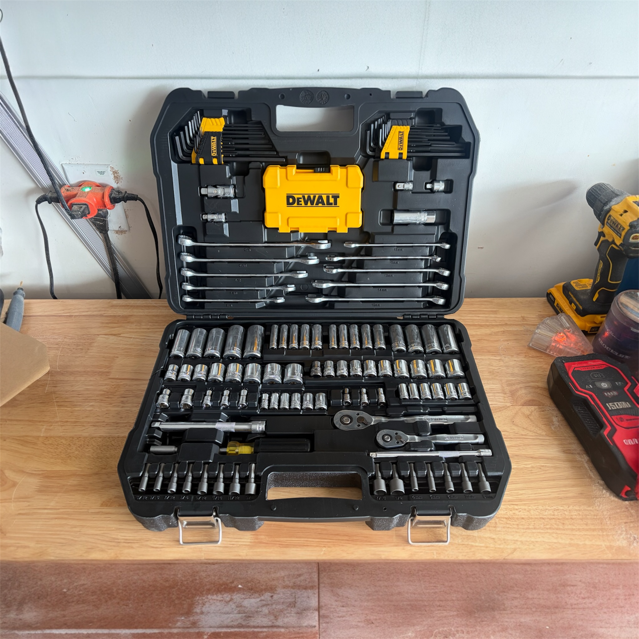 Dewalt 142-Piece 1/4 in. and 3/8 in. Drive SAE and Metric Mechanics Tool Set with Carrier