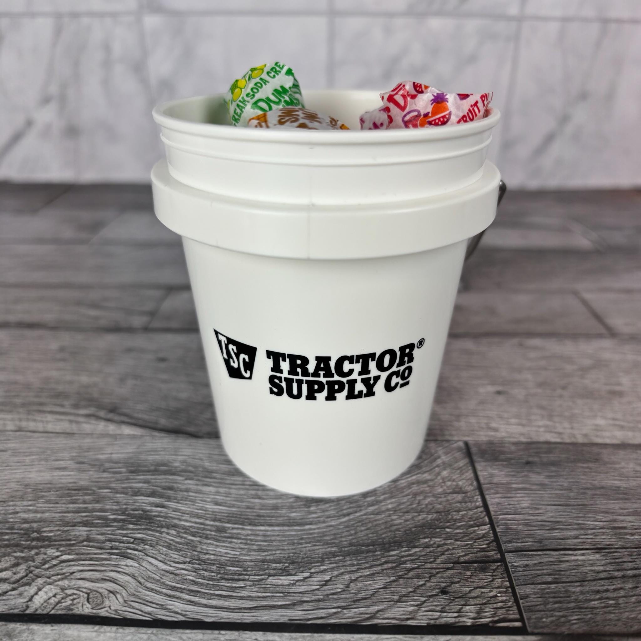 Tractor Supply White Mini Bucket Peppermint Lollipop Gift Basket